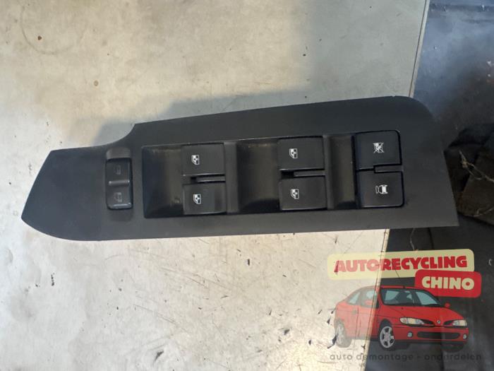 Usados Interruptor de ventanilla eléctrica Chevrolet Captiva (C100) 3.2 V6 24V 4x4 Precio € 50,00 Norma de margen ofrecido por Autorecycling Chino B.V.
