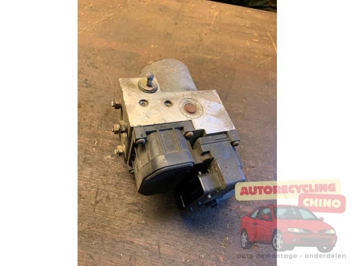 Używane Pompa ABS Mitsubishi Carisma 1.6i 16V Cena € 50,00 Procedura marży oferowane przez Autorecycling Chino B.V.