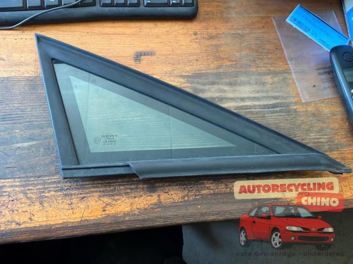 Usados Ventanilla triangular derecha delante Seat Leon (1P1) 1.9 TDI 105 Precio € 50,00 Norma de margen ofrecido por Autorecycling Chino B.V.