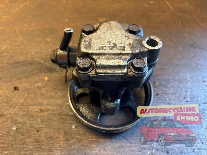 Usagé Pompe de direction Mazda 323 P (BA15) 1.5i 16V Prix € 35,00 Règlement à la marge proposé par Autorecycling Chino B.V.