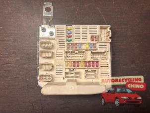 Usagé Boîte à fusibles Renault Grand Scénic II (JM) 2.0 16V Prix € 59,99 Règlement à la marge proposé par Autorecycling Chino B.V.