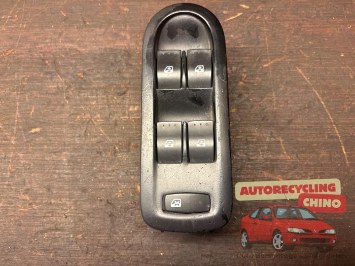 Usados Interruptor combinado de ventanillas Renault Grand Scénic II (JM) 2.0 16V Precio € 27,50 Norma de margen ofrecido por Autorecycling Chino B.V.