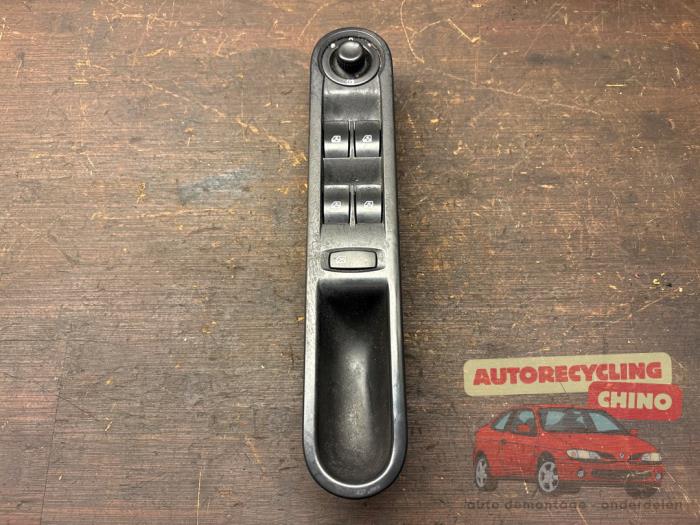 Usados Interruptor combinado de ventanillas Renault Espace (JK) 2.0 16V Turbo Precio € 30,00 Norma de margen ofrecido por Autorecycling Chino B.V.
