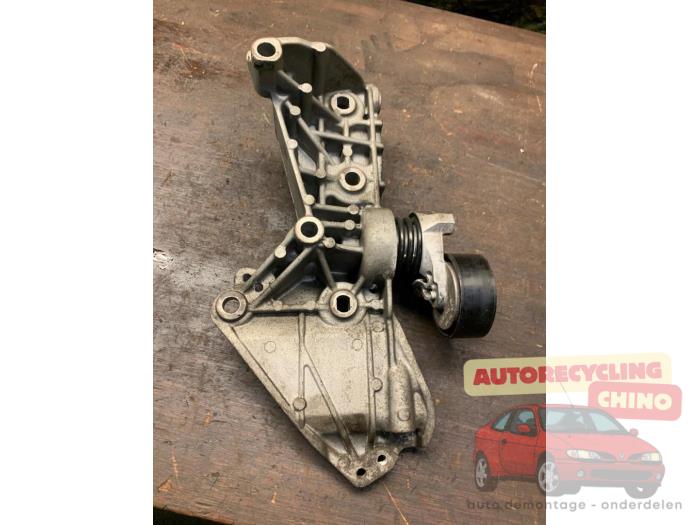 Usados Rodillo tensor correa múltiple Renault Clio IV (5R) 1.5 dCi 90 FAP Precio € 40,00 Norma de margen ofrecido por Autorecycling Chino B.V.
