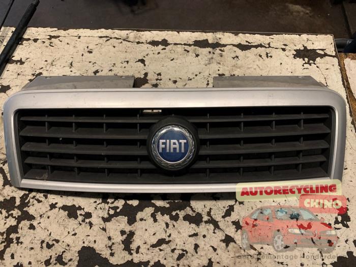 Używane Grill Fiat Doblo (223A/119) 1.4 Cena € 35,00 Procedura marży oferowane przez Autorecycling Chino B.V.