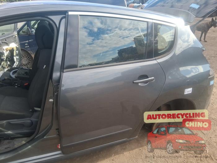 Porte arrière gauche d'un Peugeot 3008 I (0U/HU) 1.6 16V THP 155 2011