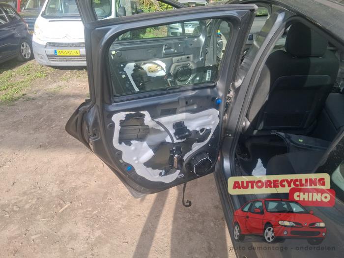 Porte arrière gauche d'un Peugeot 3008 I (0U/HU) 1.6 16V THP 155 2011