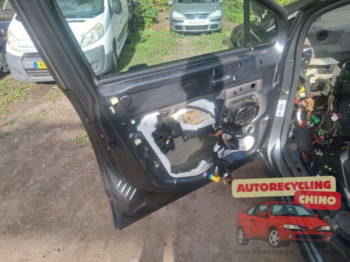 Porte avant gauche d'un Peugeot 3008 I (0U/HU) 1.6 16V THP 155 2011