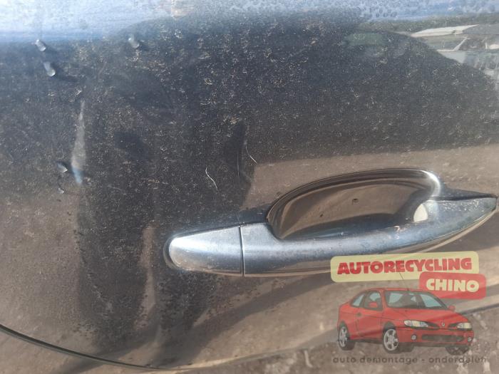 Porte arrière droite d'un Peugeot 3008 I (0U/HU) 1.6 16V THP 155 2011