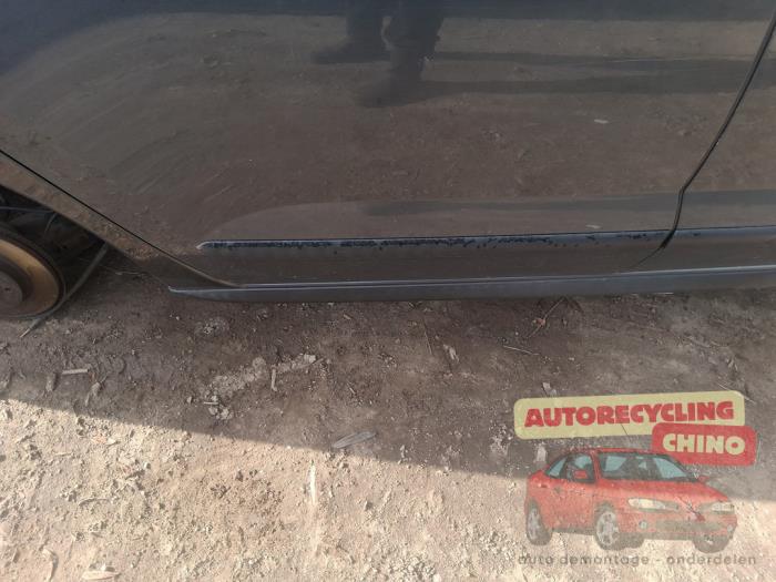 Porte arrière droite d'un Peugeot 3008 I (0U/HU) 1.6 16V THP 155 2011