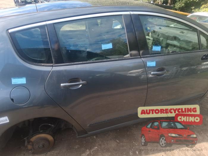 Porte arrière droite d'un Peugeot 3008 I (0U/HU) 1.6 16V THP 155 2011