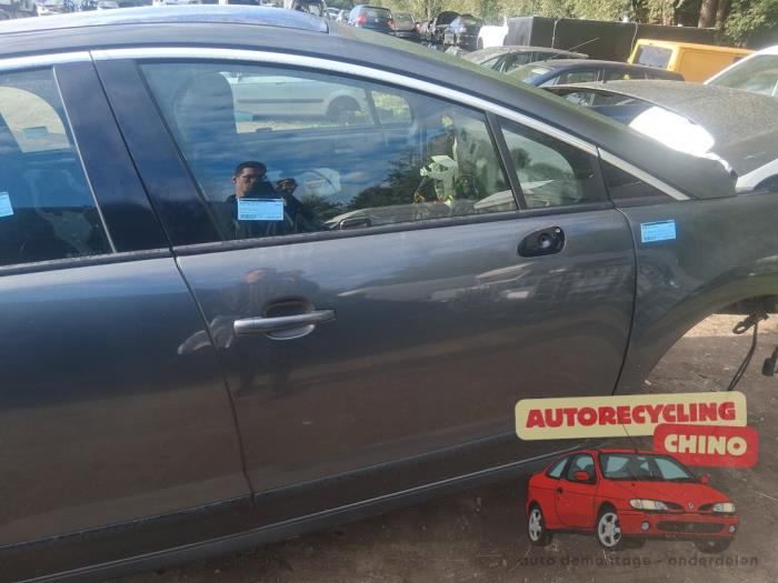 Porte avant droite d'un Peugeot 3008 I (0U/HU) 1.6 16V THP 155 2011