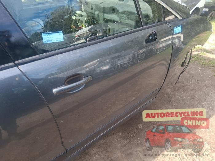 Porte avant droite d'un Peugeot 3008 I (0U/HU) 1.6 16V THP 155 2011
