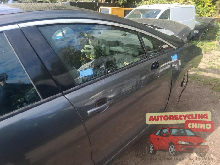 Porte avant droite d'un Peugeot 3008 I (0U/HU) 1.6 16V THP 155 2011