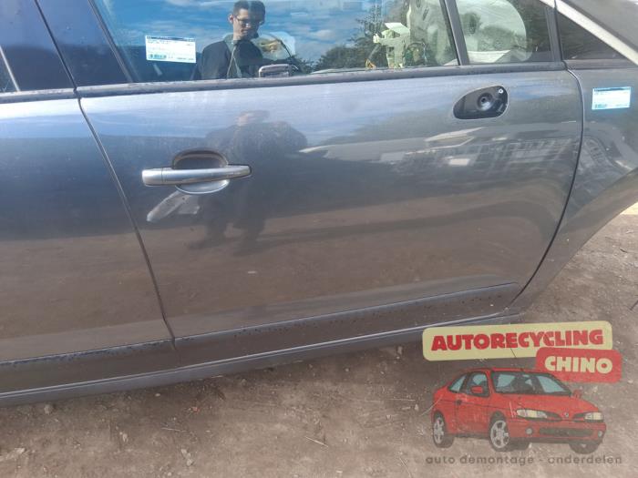 Porte avant droite d'un Peugeot 3008 I (0U/HU) 1.6 16V THP 155 2011