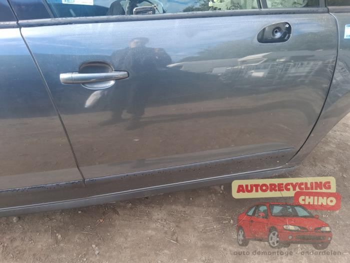 Porte avant droite d'un Peugeot 3008 I (0U/HU) 1.6 16V THP 155 2011