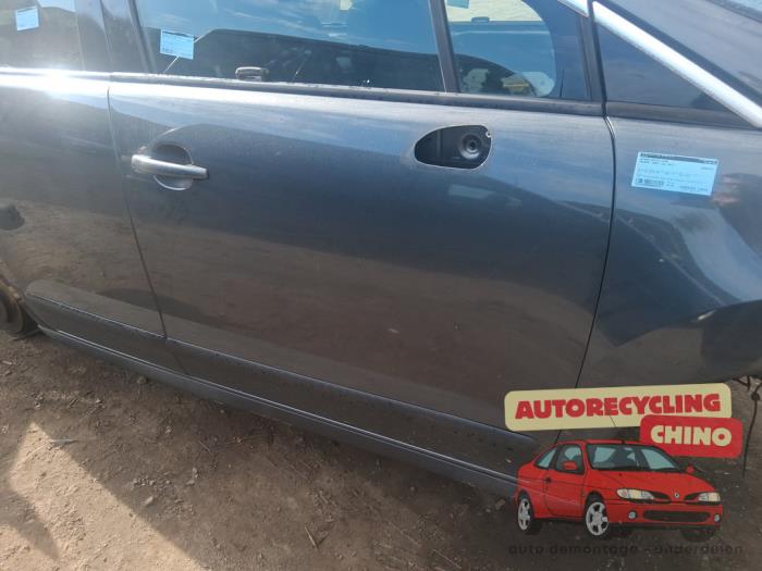 Porte avant droite d'un Peugeot 3008 I (0U/HU) 1.6 16V THP 155 2011