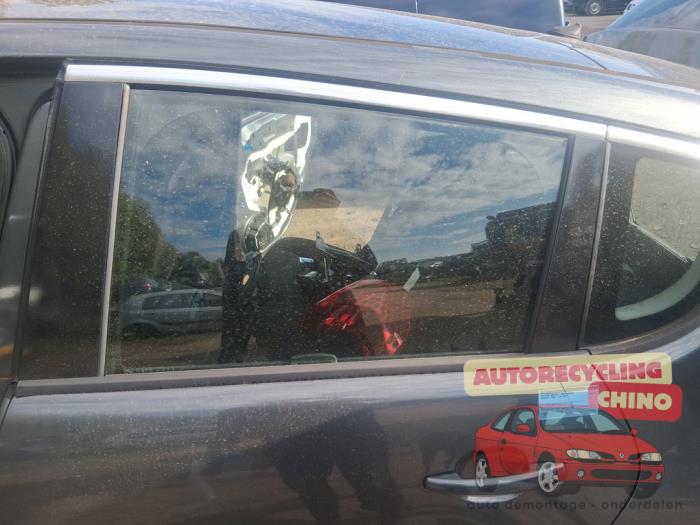 Vitre arrière gauche d'un Peugeot 3008 I (0U/HU) 1.6 16V THP 155 2011