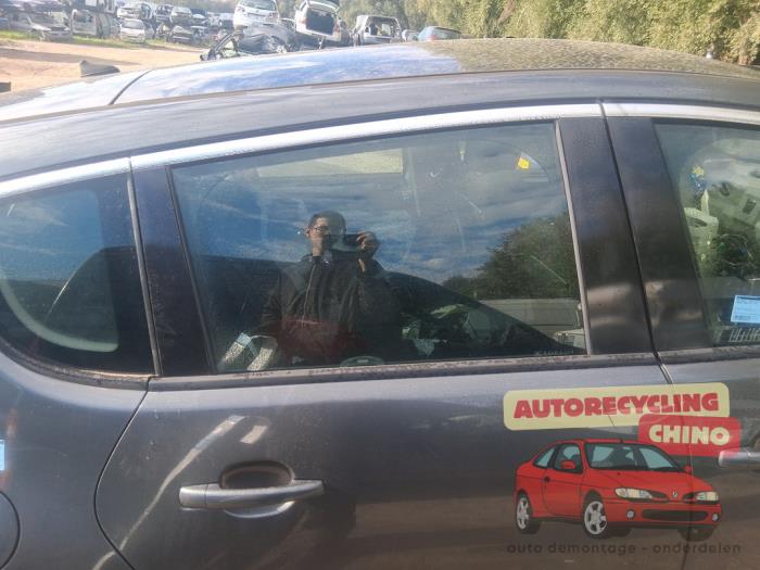 Vitre arrière droite d'un Peugeot 3008 I (0U/HU) 1.6 16V THP 155 2011