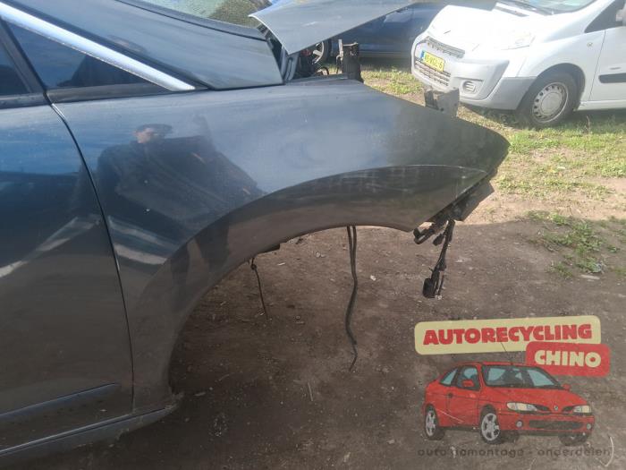 Aile avant droite d'un Peugeot 3008 I (0U/HU) 1.6 16V THP 155 2011