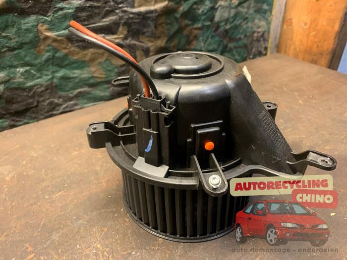Moteur de ventilation chauffage d'un Peugeot 3008 I (0U/HU) 1.6 16V THP 155 2011