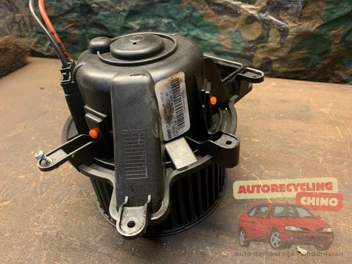 Moteur de ventilation chauffage d'un Peugeot 3008 I (0U/HU) 1.6 16V THP 155 2011