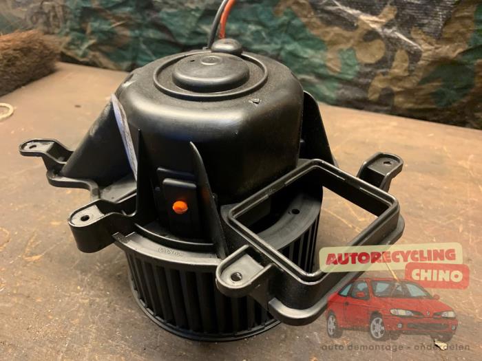 Moteur de ventilation chauffage d'un Peugeot 3008 I (0U/HU) 1.6 16V THP 155 2011