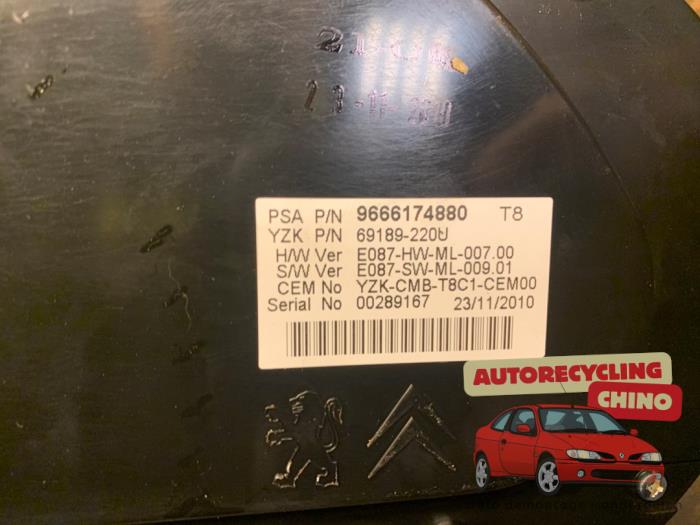 Compteur kilométrique KM d'un Peugeot 3008 I (0U/HU) 1.6 16V THP 155 2011