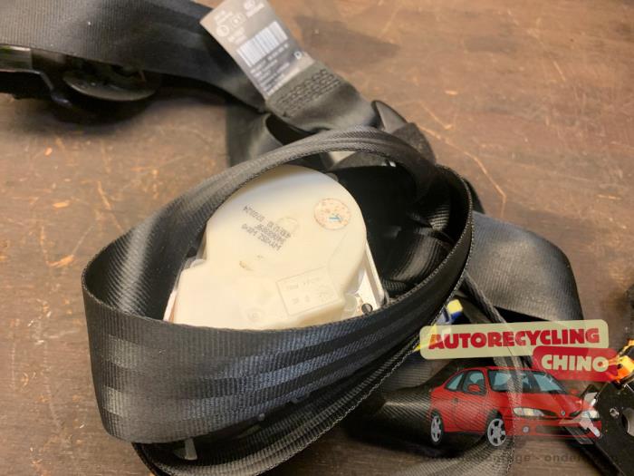 Ceinture de sécurité avant droite d'un Peugeot 3008 I (0U/HU) 1.6 16V THP 155 2011