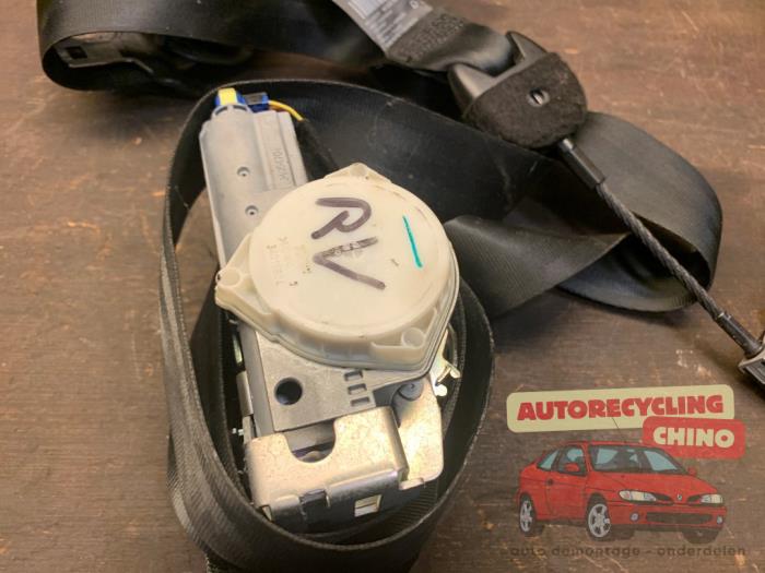 Ceinture de sécurité avant droite d'un Peugeot 3008 I (0U/HU) 1.6 16V THP 155 2011