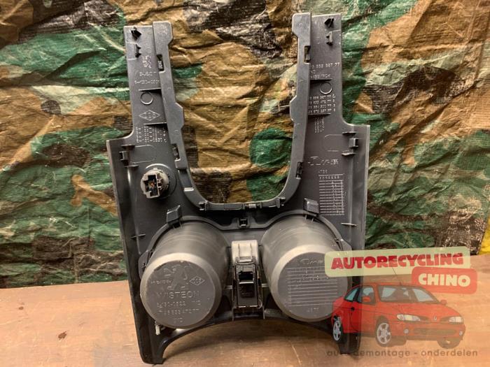 Porte-gobelet d'un Peugeot 3008 I (0U/HU) 1.6 16V THP 155 2011