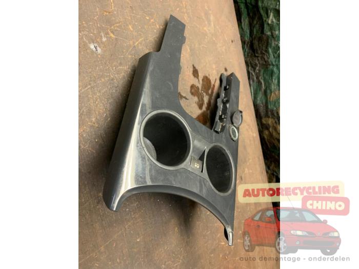 Porte-gobelet d'un Peugeot 3008 I (0U/HU) 1.6 16V THP 155 2011