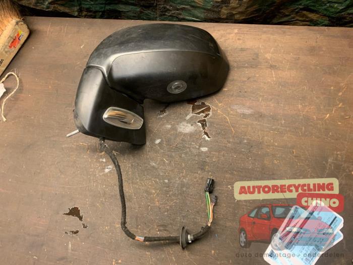 Rétroviseur gauche d'un Peugeot 3008 I (0U/HU) 1.6 16V THP 155 2011