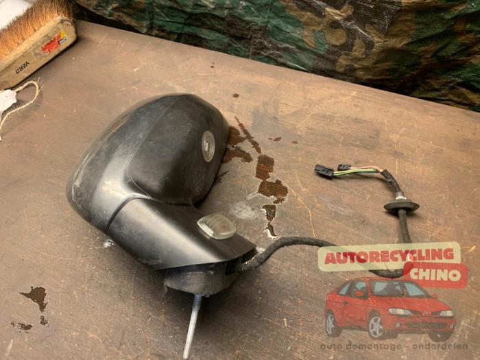Rétroviseur gauche d'un Peugeot 3008 I (0U/HU) 1.6 16V THP 155 2011