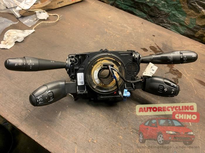 Commodo d'essuie glace d'un Peugeot 3008 I (0U/HU) 1.6 16V THP 155 2011