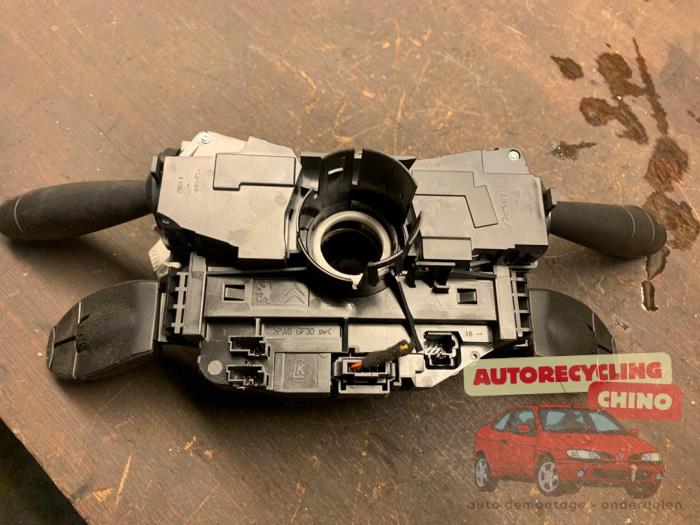 Commodo d'essuie glace d'un Peugeot 3008 I (0U/HU) 1.6 16V THP 155 2011