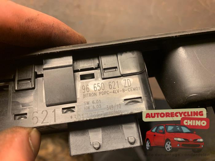Commutateur vitre électrique d'un Peugeot 3008 I (0U/HU) 1.6 16V THP 155 2011
