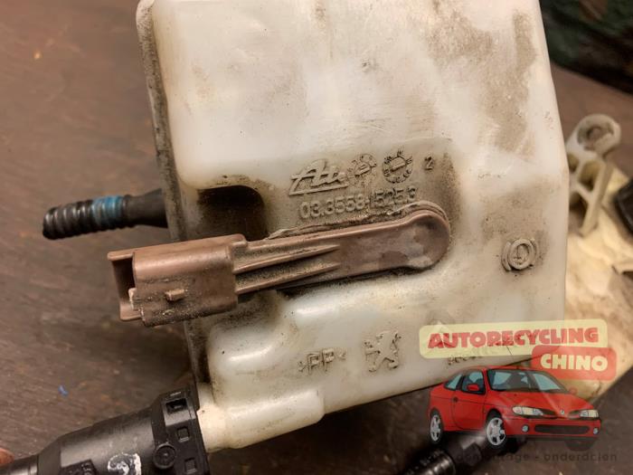 Cylindre de frein principal d'un Peugeot 3008 I (0U/HU) 1.6 16V THP 155 2011