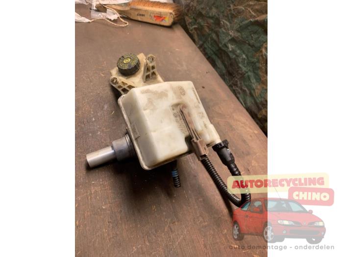 Cylindre de frein principal d'un Peugeot 3008 I (0U/HU) 1.6 16V THP 155 2011