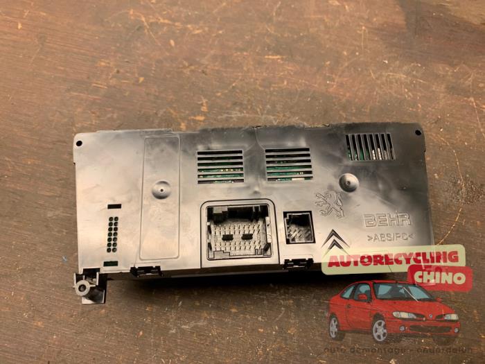 Panneau de commandes chauffage d'un Peugeot 3008 I (0U/HU) 1.6 16V THP 155 2011