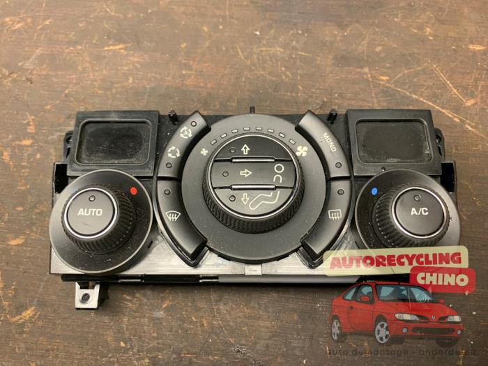 Panneau de commandes chauffage d'un Peugeot 3008 I (0U/HU) 1.6 16V THP 155 2011