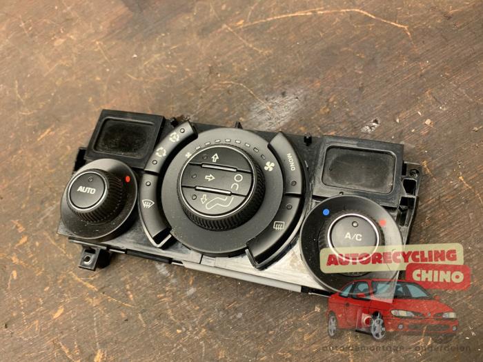 Panneau de commandes chauffage d'un Peugeot 3008 I (0U/HU) 1.6 16V THP 155 2011