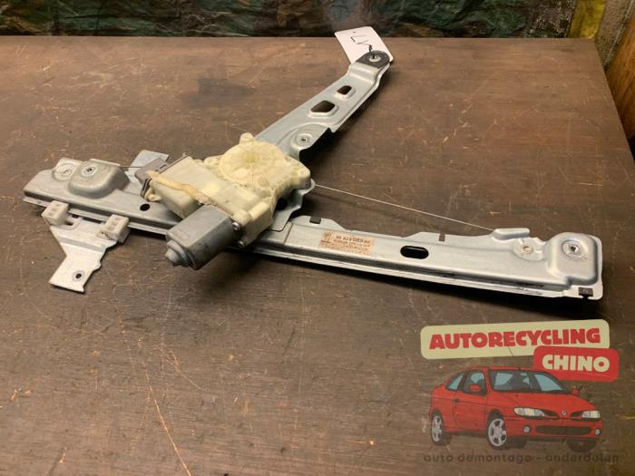 Moteur lève vitre avant gauche d'un Peugeot 3008 I (0U/HU) 1.6 16V THP 155 2011
