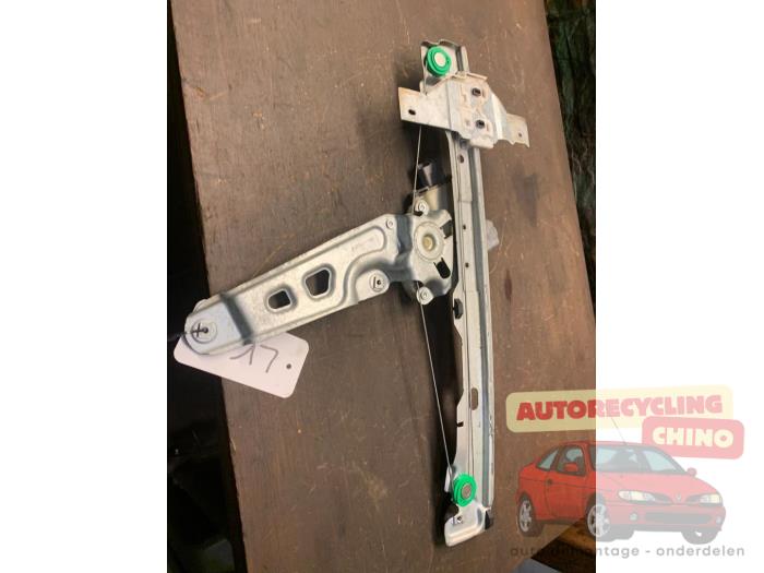 Moteur lève vitre avant gauche d'un Peugeot 3008 I (0U/HU) 1.6 16V THP 155 2011