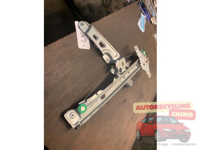 Moteur lève vitre avant gauche d'un Peugeot 3008 I (0U/HU) 1.6 16V THP 155 2011