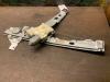 Moteur lève vitre avant gauche d'un Peugeot 3008 I (0U/HU) 1.6 16V THP 155 2011