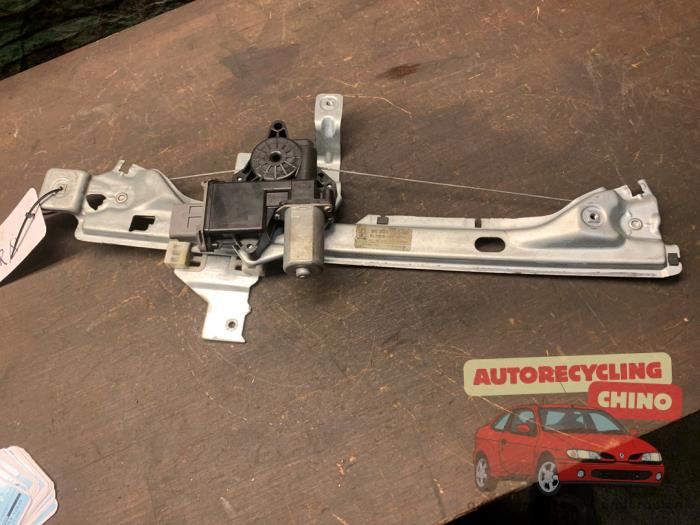 Moteur lève vitre arrière droit d'un Peugeot 3008 I (0U/HU) 1.6 16V THP 155 2011