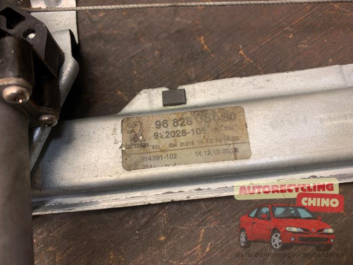 Moteur lève vitre arrière droit d'un Peugeot 3008 I (0U/HU) 1.6 16V THP 155 2011
