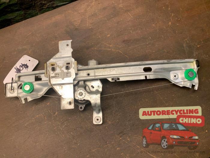 Moteur lève vitre arrière droit d'un Peugeot 3008 I (0U/HU) 1.6 16V THP 155 2011