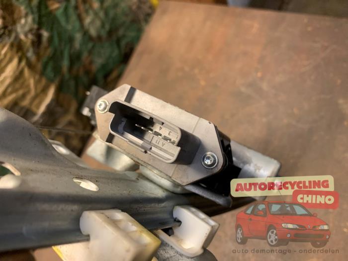 Moteur lève vitre arrière droit d'un Peugeot 3008 I (0U/HU) 1.6 16V THP 155 2011